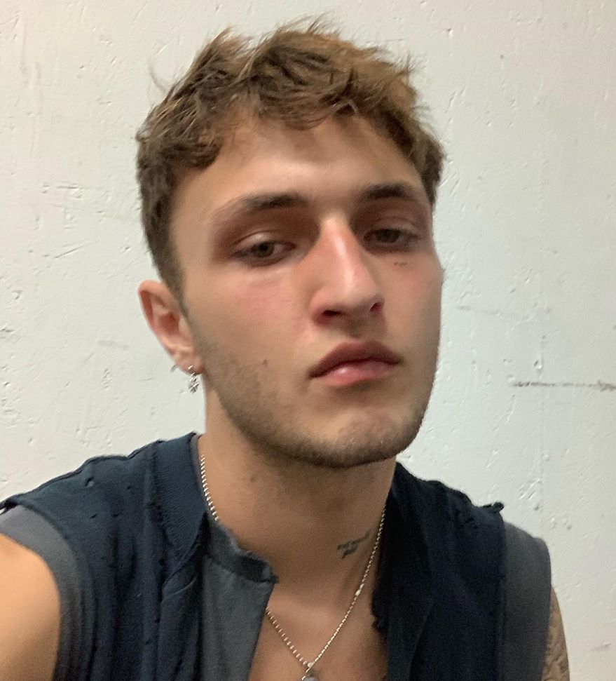 anwar-hadid-family-parents-siblings-familywing